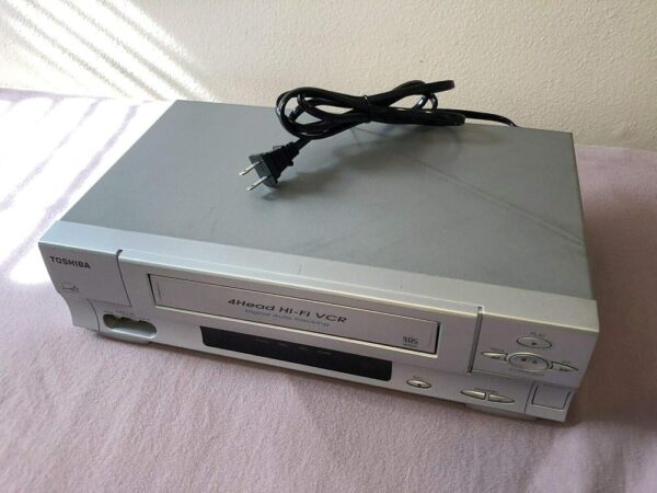 Toshiba W525 4-Head Hi-Fi Stereo VHS VCR Player/Recorder